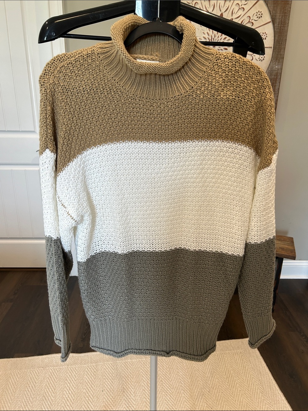 BiBi Women’s Colorblock Sweater that is a great piece for your closet! Sz small